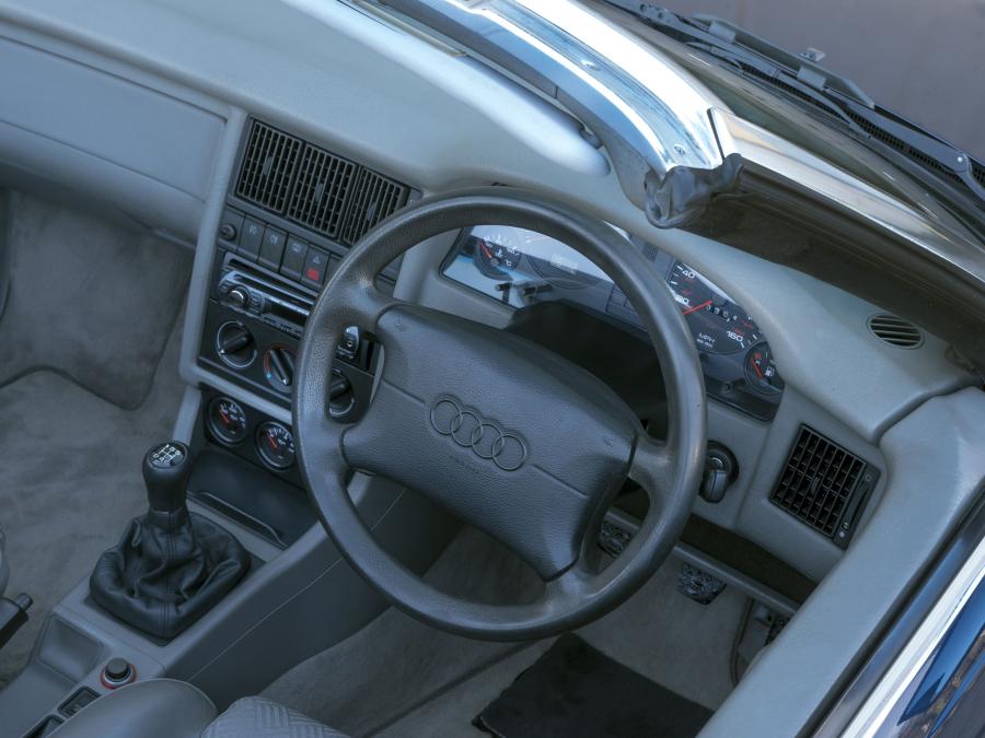 Торпедо Audi Cabriolet 2.3E / 2.6E / 2.8 (8G7, B4) 1991 года  (UK) (фото 13 из 28)
